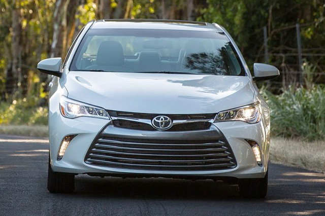 Toyota Việt Nam chốt giá Camry 2017 từ 997 triệu đồng