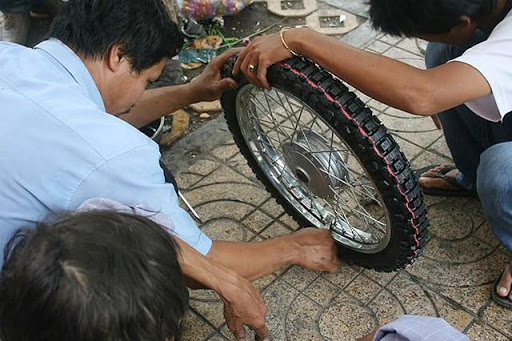 Kiểm tra lốp xe là việc làm rất cần thiết khi chăm sóc xe máy