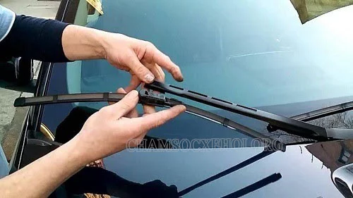 gạt nước rửa xe ô tô