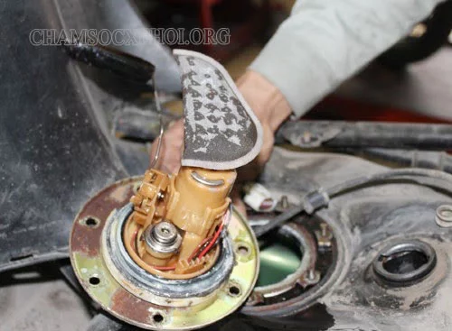 kiểm tra bơm xăng xe máy