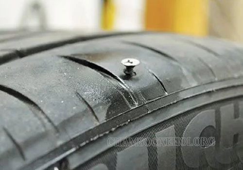 vỏ xe không ruột bị dính đinh