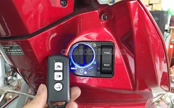 cách mở khóa cổ xe nhanh chóng