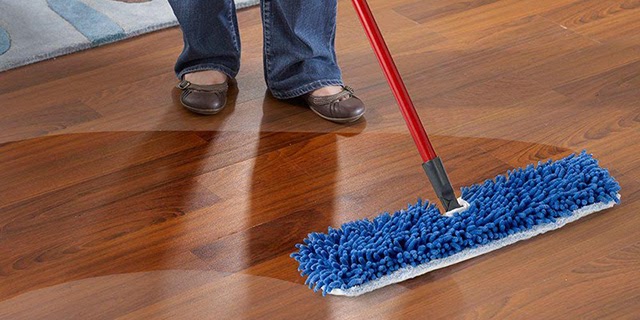 Nên vệ sinh sàn gỗ thường ngày đúng cách để đảm bảo tuổi thọ cho sàn