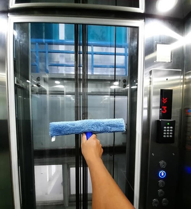 Vệ sinh sạch sẽ kính và vách trong cabin của thang máy