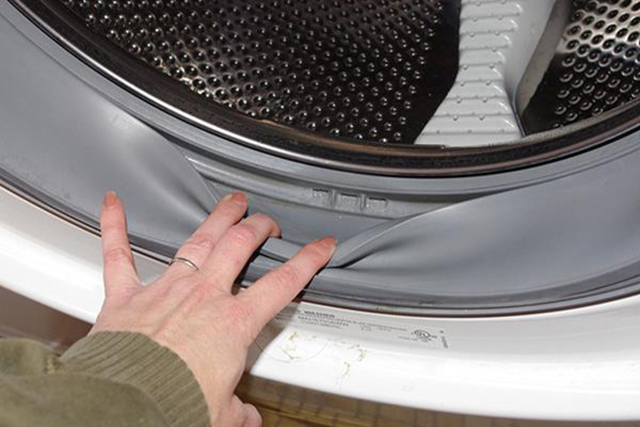 Vệ sinh gioăng cao su của máy giặt