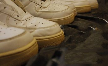 Nguyên nhân nào khiến giày trắng bị ố vàng?