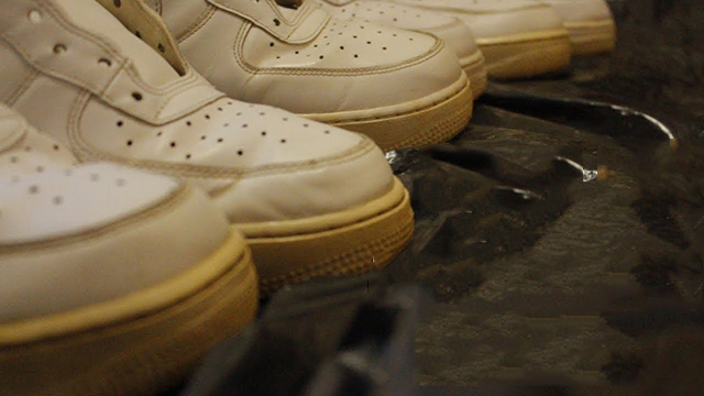 Nguyên nhân nào khiến giày trắng bị ố vàng?