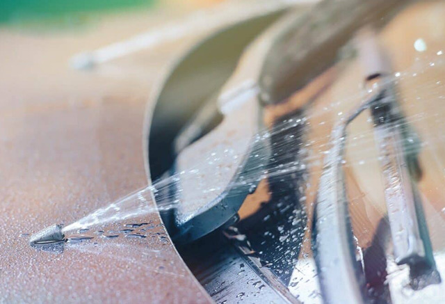 Nước rửa xe phun lên kính để rửa kính