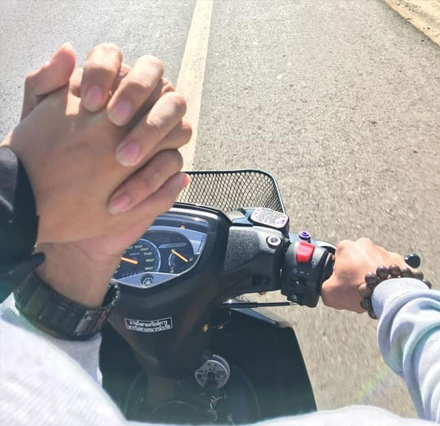 Hình ảnh nắm tay người yêu trên xe máy đẹp nhất