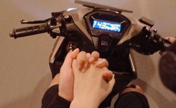 Nắm tay người yêu trên xe máy đi trend