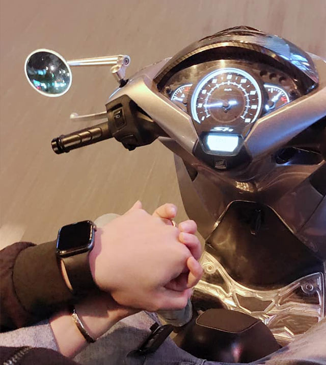 Nắm tay bạn gái trên xe máy