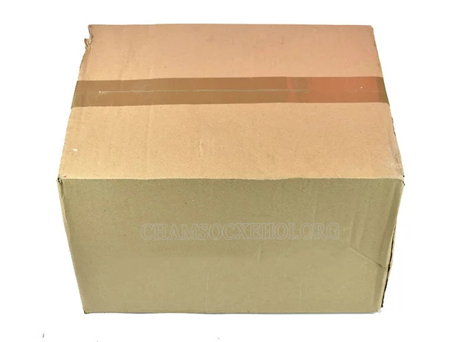 Dùng băng keo dán kín đáy hộp
