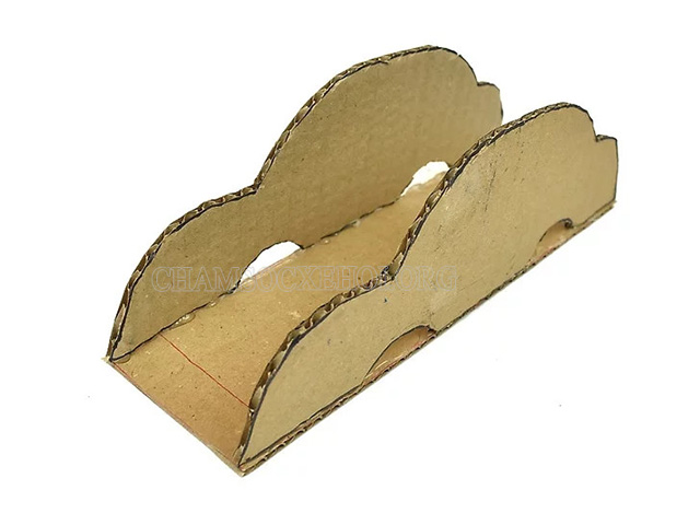 Sử dụng súng bắn keo dán 2 mảnh bên vào mảnh dưới cùng
