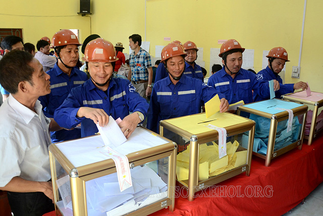 Công dân Việt Nam bỏ phiếu bầu cử 