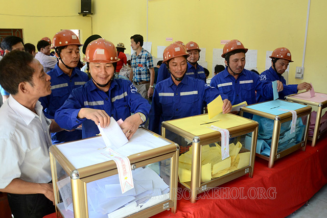 Công dân Việt Nam bỏ phiếu bầu cử