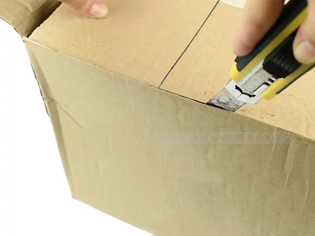 Dùng dao cắt giấy cắt các cạnh của đỉnh hộp để tạo ra một cái nắp