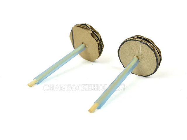 Luồn một đoạn ống hút nhựa qua 2 xiên