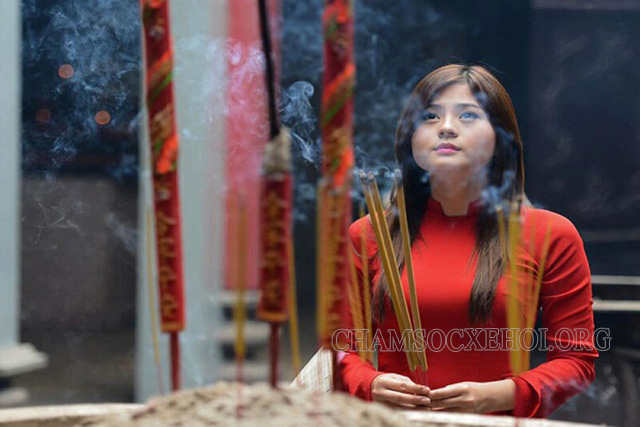 Thắp hương cầu khấn chân thành