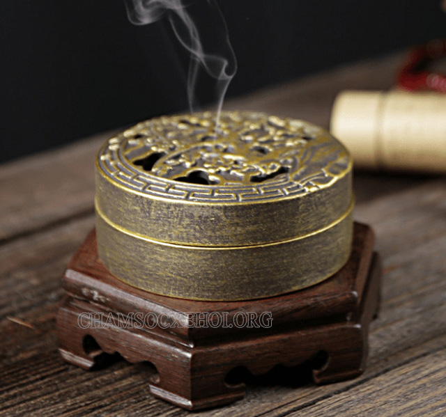 Đốt trầm hương xả xui
