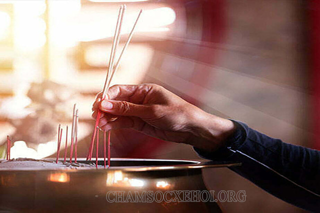 Thắp nhang cầu nguyện sự may mắn, xua đuổi vận xui