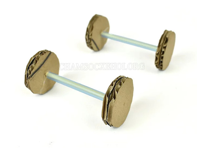 Trượt 2 bánh xe còn lại vào các đầu xiên để hoàn thành các trục