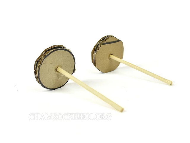 Cắt đầu xiên để xiên qua hai bánh xe
