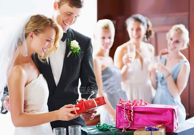 Gửi đến cô dâu, chú rể món quà cưới ý nghĩa
