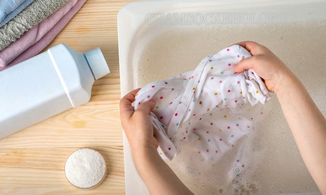 Các chất tẩy rửa mạnh có thể gây mẩn ngứa, khó chịu cho bé