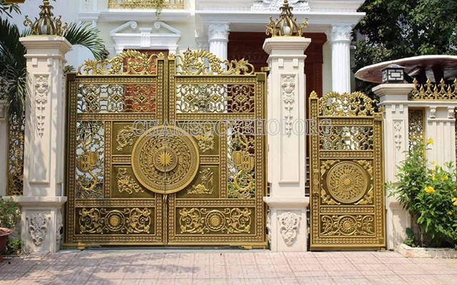 Kích thước cửa cổng cần được tính toán để phù hợp với tổng thể ngôi nhà