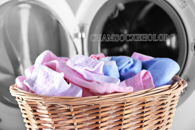 Phân loại và giặt riêng đồ sơ sinh