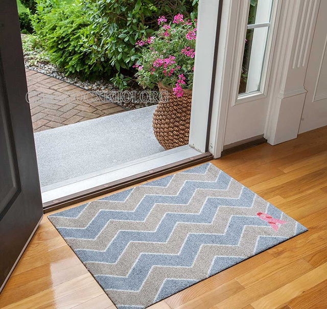 Đặt thảm chùi chân trước cửa để hóa giải nhà không hợp hướng