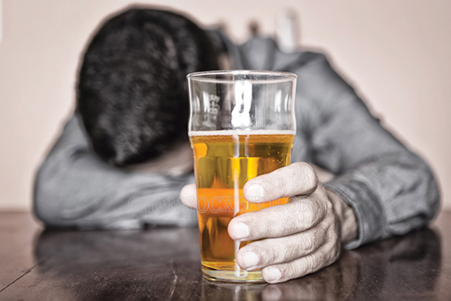 Việc sử dụng rượu bia, chất kích thích thời gian dài khiến GGT tăng