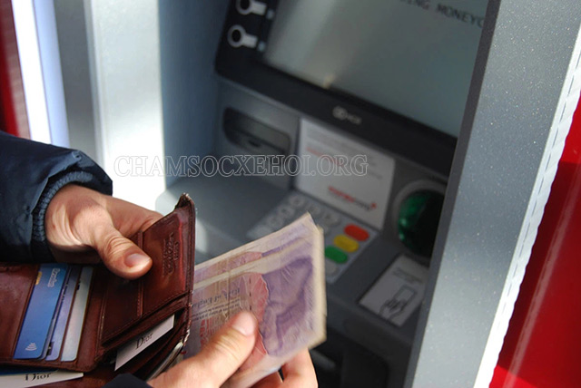 Có thể tra cứu thông tin phí thường niên tại cây ATM