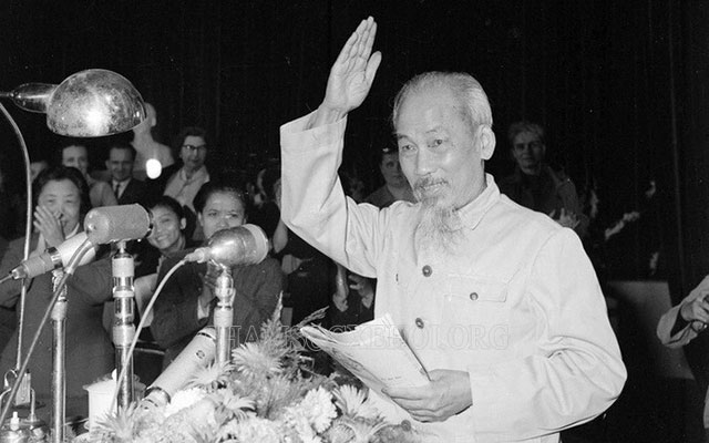 Chủ tịch Hồ Chí Minh ở trong buổi lễ kỷ niệm 20 năm thành lập Quân đội nhân dân Việt Nam năm 1964