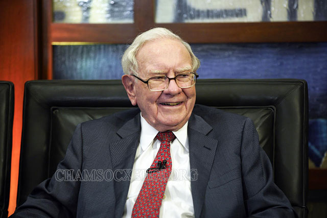 Tỷ phú Warren Buffett sở hữu khuôn mặt vuông chữ điền đầy đặn
