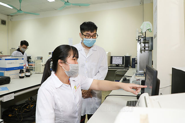Thực hiện nghiên cứu khoa học, làm và bảo vệ luận án tiến sĩ
