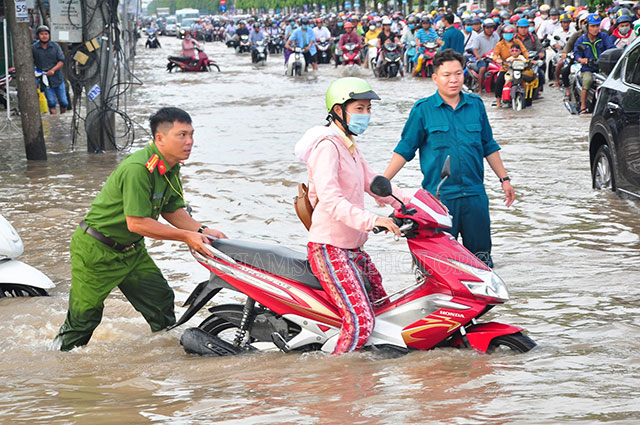  Triều cường gây ra ngập lụt trên các tuyến đường