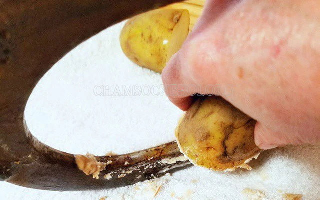 Dùng khoai tây được ngâm trong nước rửa bát để chà lên các vị trí bị gỉ